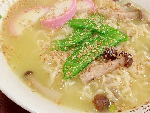 しめじ絹さやかまぼこの塩ラーメン